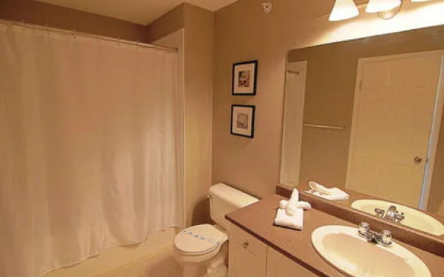 Pinnacle Pointe Resort by kelownacondorentals