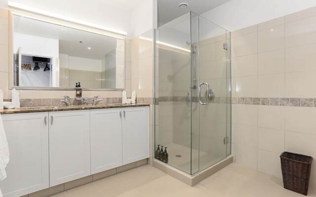 Light and spacious w incredible harbour views