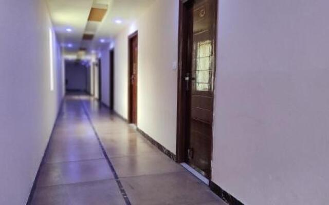 OYO 22238 Hotel Baaz