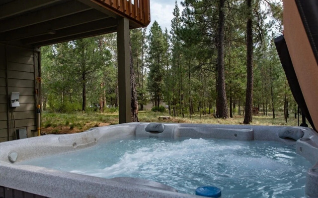 Super Coop 5 Bedroom Home by RedAwning, Bend