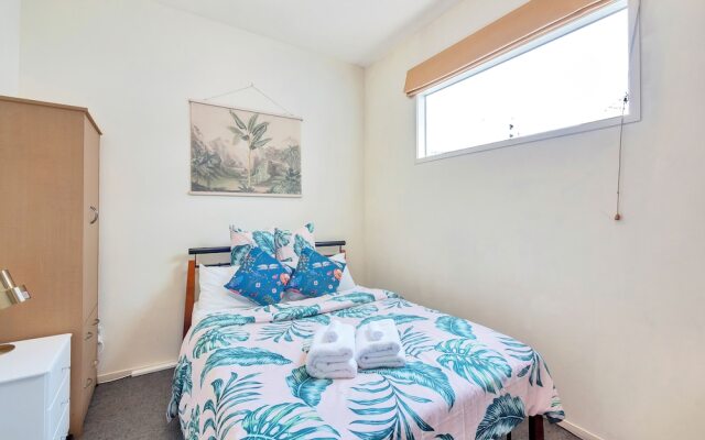 Compact & Budget City Apartment with Air-con