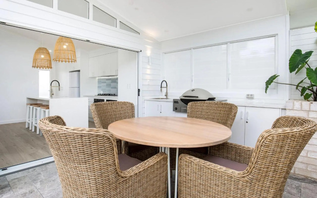 Unwind - Pet Friendly - 1 Min Walk to Beach
