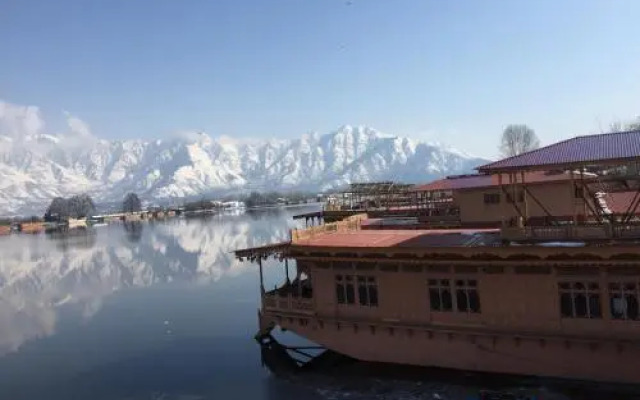 New Zenith Group of Houseboats