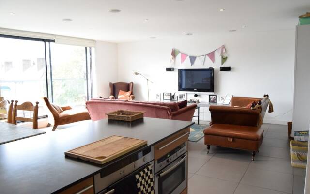 2 Bedroom Kennington Apartment With Balcony