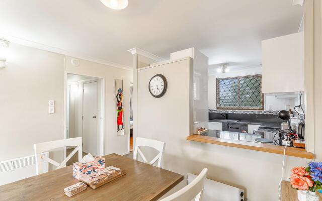 Lovely 2-Bedroom Apartment with Free Parking