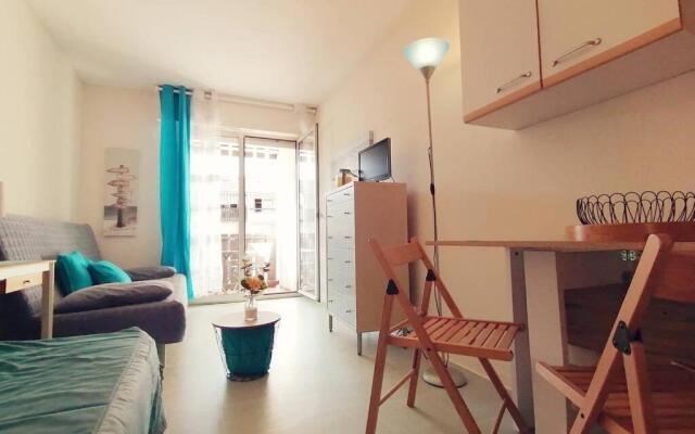 agréable studio avec terrasse à150m de la plage