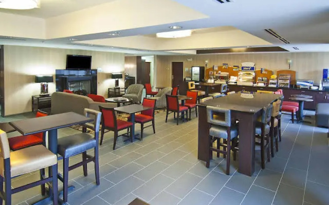 Holiday Inn Express: Pearl