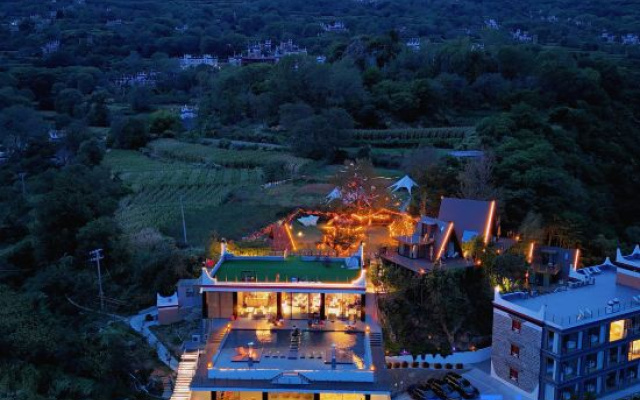 Light and forest PeeKaboo Cliff Private Soup Hotel – Outside – Danba