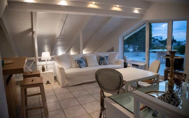 Vouliagmeni luxury Seaview apartment
