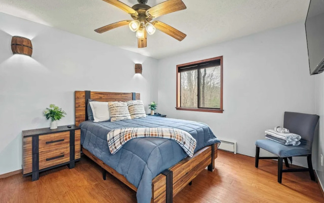 Stylish Renovated Home Open Layout, Coffee Bar + Near Hiking & Waterfalls