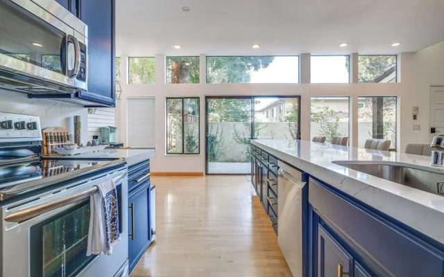 Swim, Golf & Relax: Luxe Townhome in Aptos