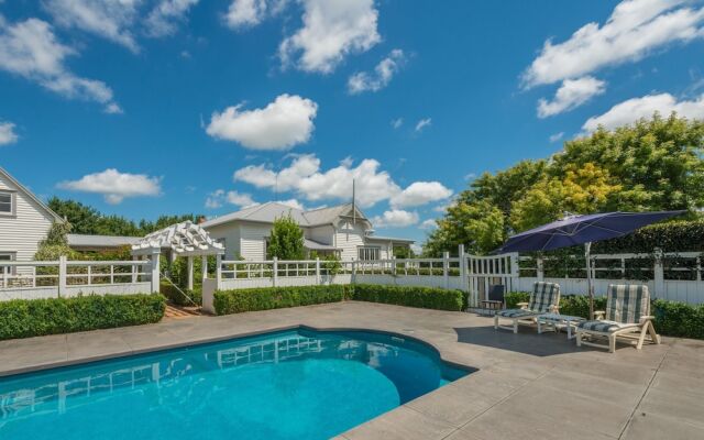 Magnificent Karaka Estate with Swimming Pool