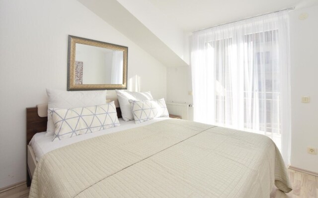 Nice Home in Podstrana With Wifi and 4 Bedrooms