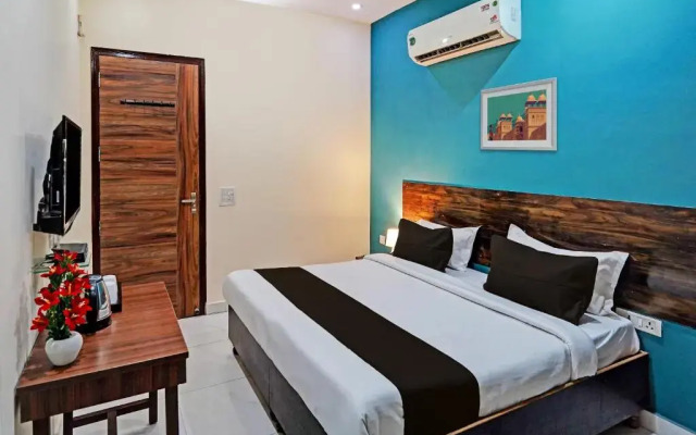 OYO 85695 Royal Hotel