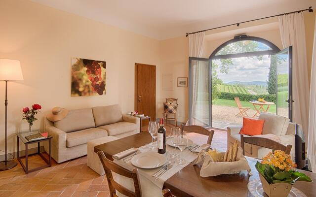 Luxury Chianti Between Grapes
