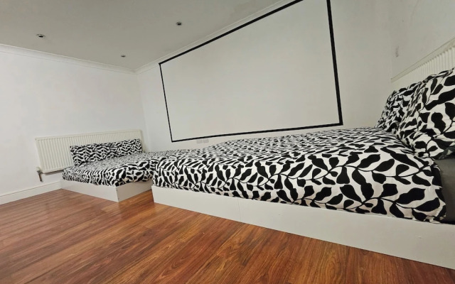 SnoozeDen Westmead – Windsor Castle & Legoland