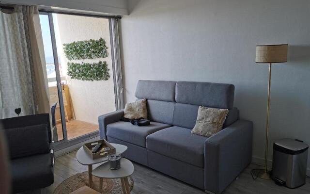 Studio confortable, face mer, proches commerces