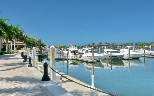 Inviting Beachfront Condo With Pool, spa and Views