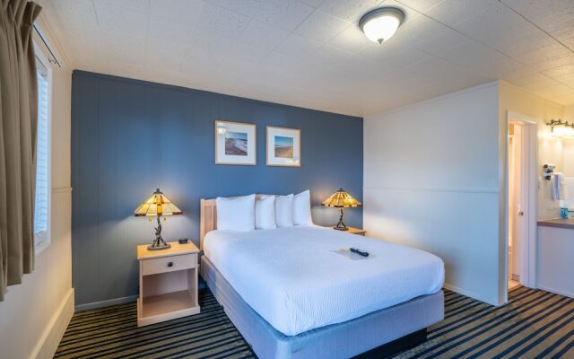 Pacific Reef Hotel & Light Show