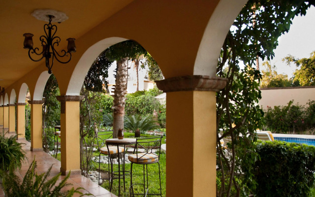 El Encanto Inn