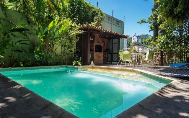 Casa Vermelha Hostel