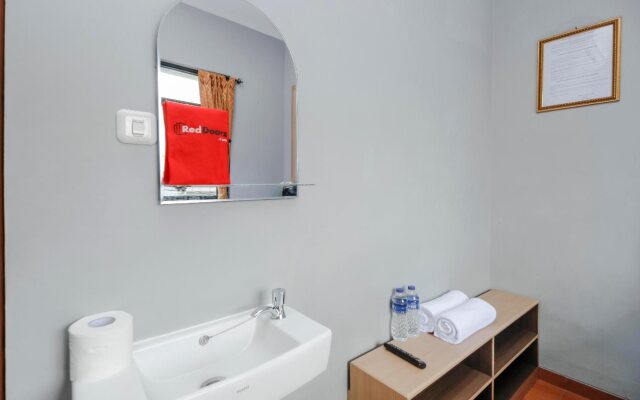 RedDoorz near Manggarai Station 2