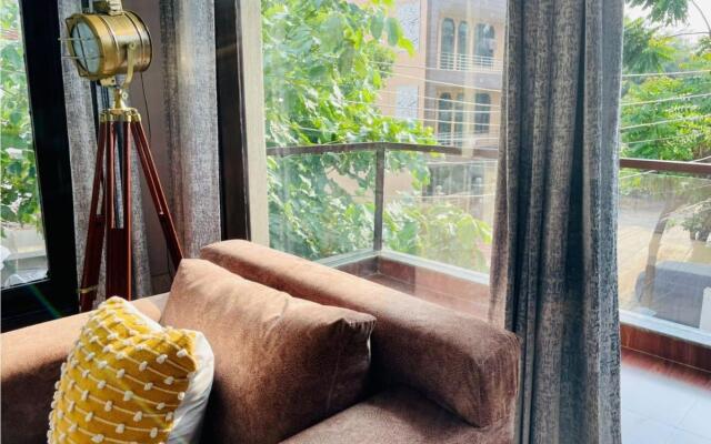 Bluo 3Bhk - Dlf Galleria - Bathtub, Balcony