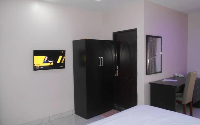 Exquisite Homes2 Hotel & Lounge