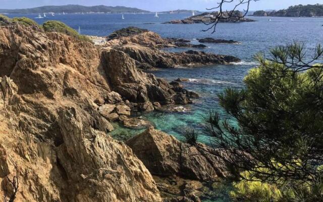 Confort et Décoration Soignée à Carqueiranne