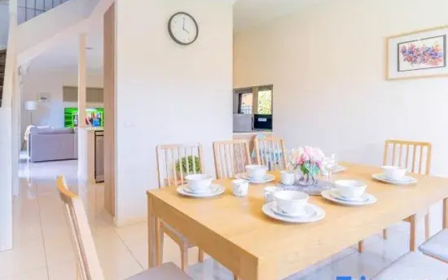 Modern Home in Central Oakleigh East