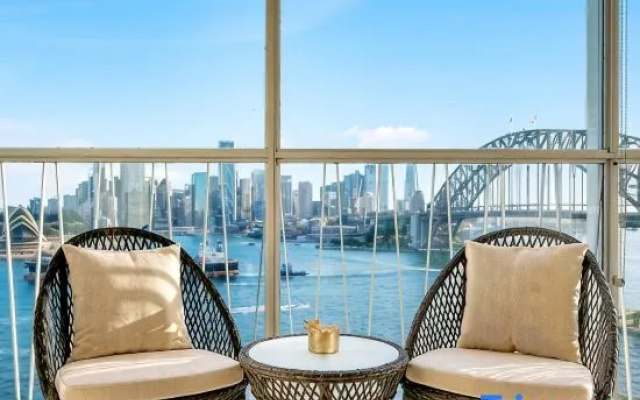 Sydney's Landmark Views from Luxury 2Bd Apt