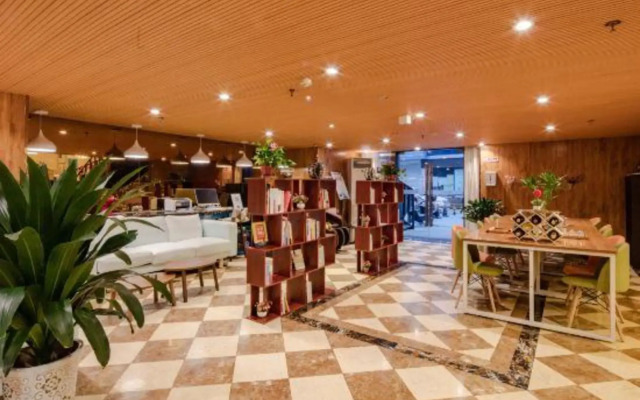 Yijia Hotel