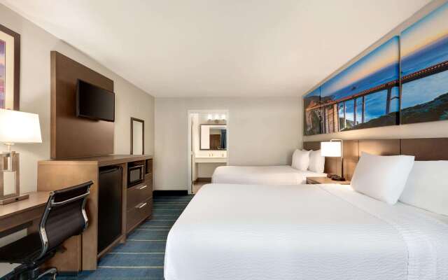 Days Inn & Suites by Wyndham Anaheim At Disneyland Park