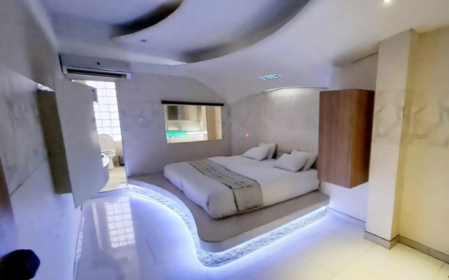 Space Hotel by Papaho