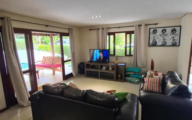 Casa 4/4 agradável com piscina e churrasqueira