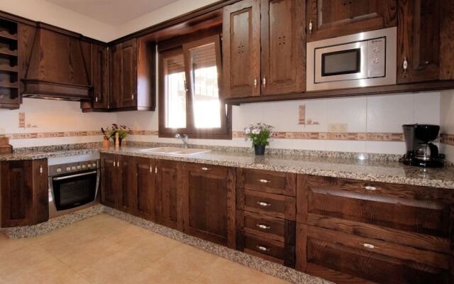 Spacious Villa in Sayalonga with Jacuzzi