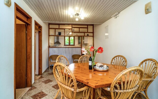 Stunning Home in Zaton Mali With Wifi and 5 Bedrooms