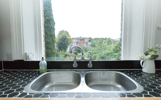 Spacious 1BR Period Apartment Hampstead