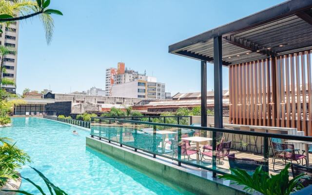 Skyline da cidade em Resort paradisíaco