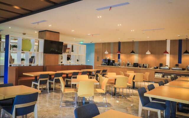 Holiday Inn Express Shanghai Pujiang by IHG