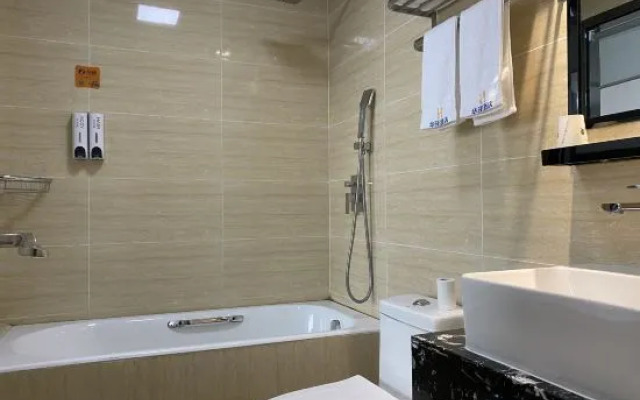 Home Inn Huaxuan (Beijing Huilongguan East Street Subway Station)