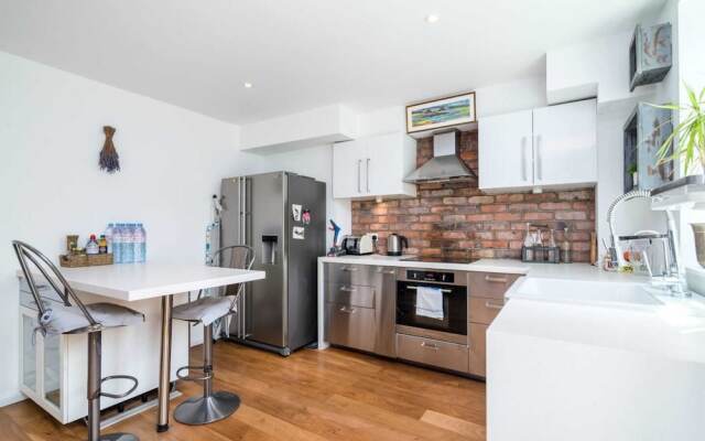 2BR Home in London W/terrace + Parking