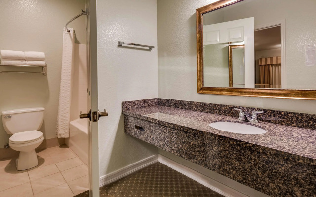 Best Western Plus Bayshore Inn