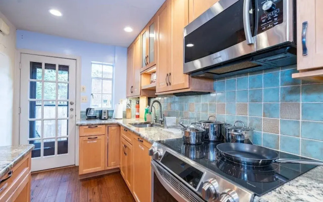 Spacious 4BR CozySuites in Old Town Alexandria