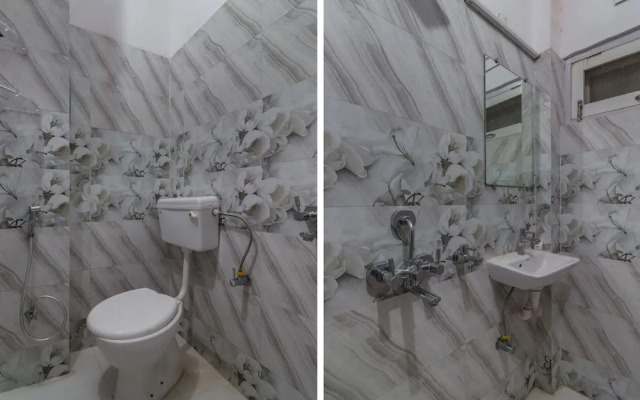 OYO 49701 Abhi Residency White House