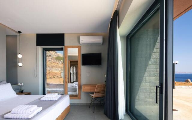 Seafront elegant villa, with infinity pool & devine views!