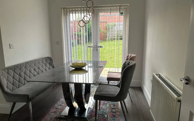 The Comfortable Crew & Family Home