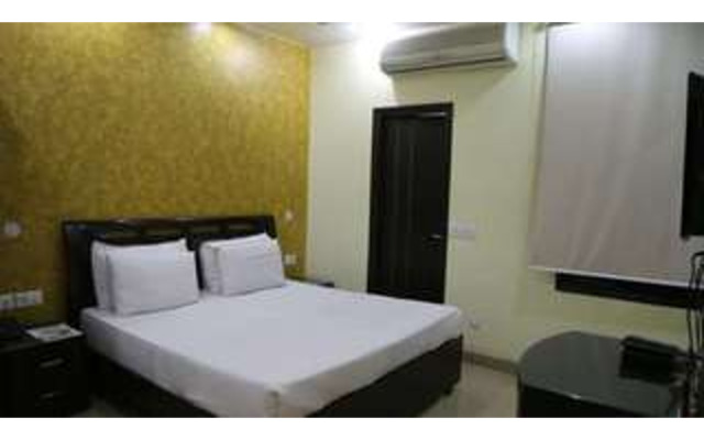 OYO 1908 Hotel Universe Inn