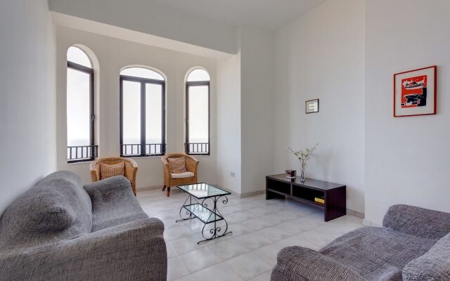 Spacious Seafront Apartment With Stunning Views