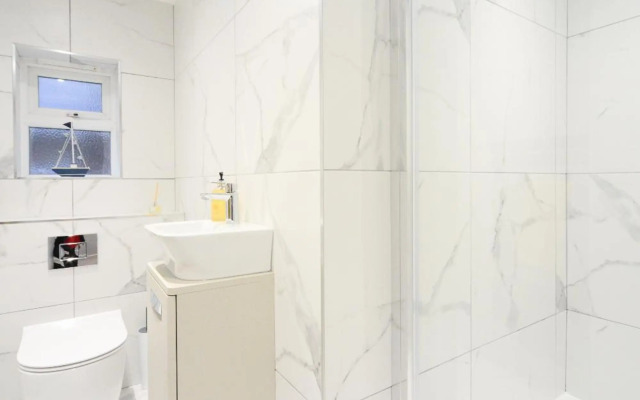 Amazing Apartment near Bournemouth, Poole & Sandbanks - WiFi & Netflix - Newly Renovated! Great Location!